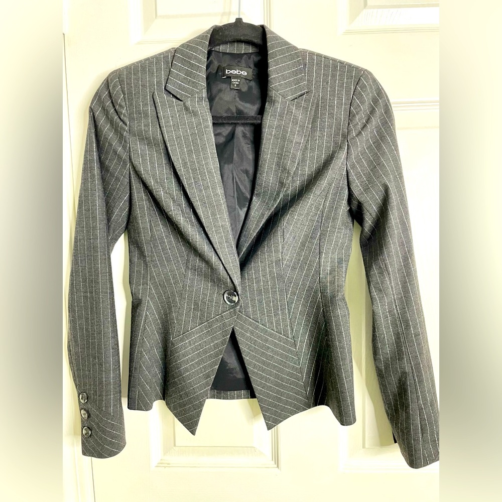 Single button crop fitted blazer.